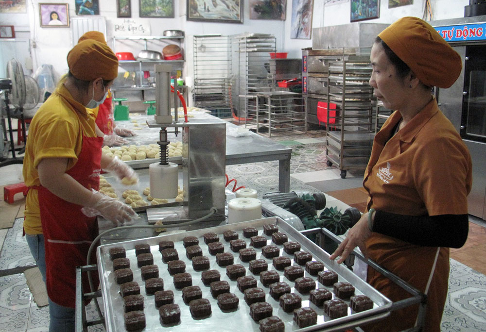 Làm bánh trung thu tại ló bánh trung thu Việt Tường Huy