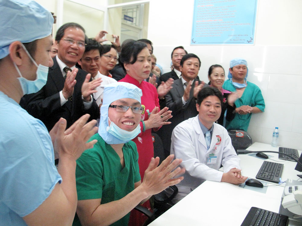 Lãnh đạo Bộ Y tế, tỉnh Lâm Đồng cùng các bác sĩ theo dõi và vỗ tay chúc mừng thành công ca đặt stent cho bệnh nhân đầu tiên của Đơn vị Tim mạch can thiệp -BVĐK Lâm Đồng