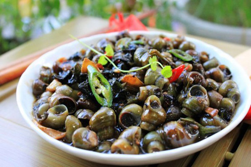 Khi chế biến ốc, nhiều người chủ quan không chế biến kỹ khiến ốc còn sống hoặc chỉ chín tái (Ảnh minh họa: Internet)