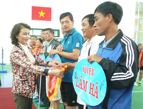 Trên 80 VĐV tham dự giải cầu lông các nhà quản lý và trung cao tuổi Lâm Đồng 2015