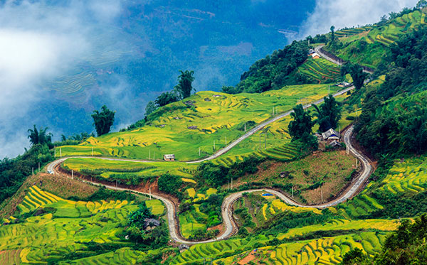 Từ thế yếu về địa hình, người dân tộc vùng cao nơi đây đã sáng tạo ra cách canh tác lúa theo kiểu ruộng bậc thang