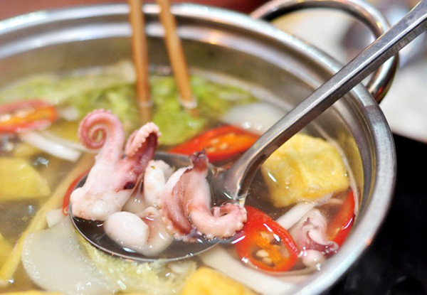 Nhúng thực phẩm chín kỹ mới ăn thì tốt hơn. Ảnh: baodoi.