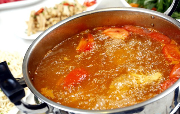 Chuẩn bị sẵn nhiều nước lẩu để có thể đổ thêm hoặc thay khi ngồi ăn lâu. Ảnh: muachung.