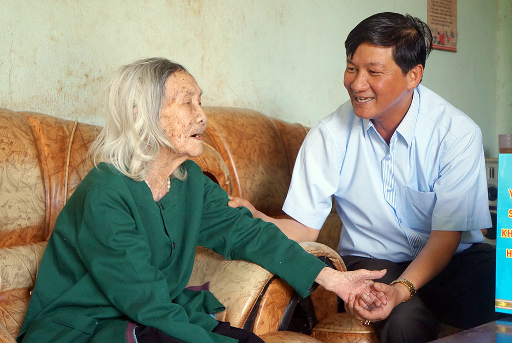 Thăm, mừng thọ người cao tuổi