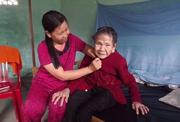 Bà Kim chăm sóc cụ bà Nguyễn Thị Thìn như người thân trong gia đình