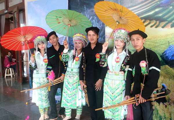 Phụ nữ bảo tồn trang phục truyền thống