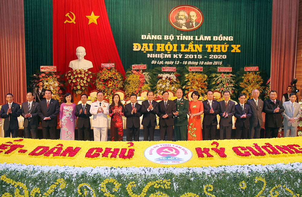 Đoàn đại biểu đi dự Đại hội đại biểu lần thứ XII của Đảng
