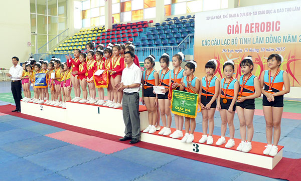 Trao giải cho các đội về đầu