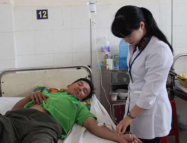 Hơn 50 người nhập viện do ăn bánh mì thịt nguội