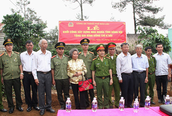 Công an Bảo Lộc khởi công xây dựng 2 nhà &quot;Nghĩa tình đồng đội&quot;