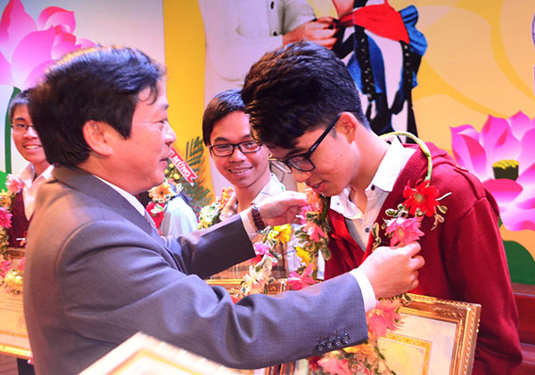 Tuyên dương - khen thưởng 106 học sinh xuất sắc năm học 2014 - 2015