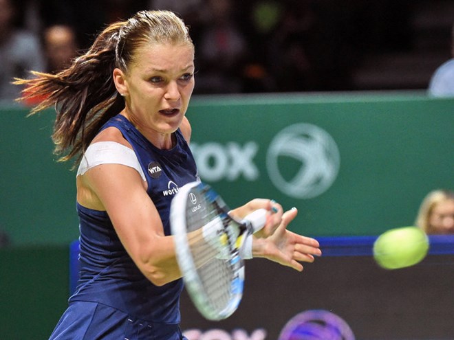 Maria Sharapova giúp Agnieszka Radwanska lách qua khe cửa hẹp