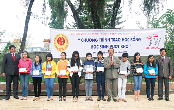 Trao học bổng cho trẻ em Làng SOS