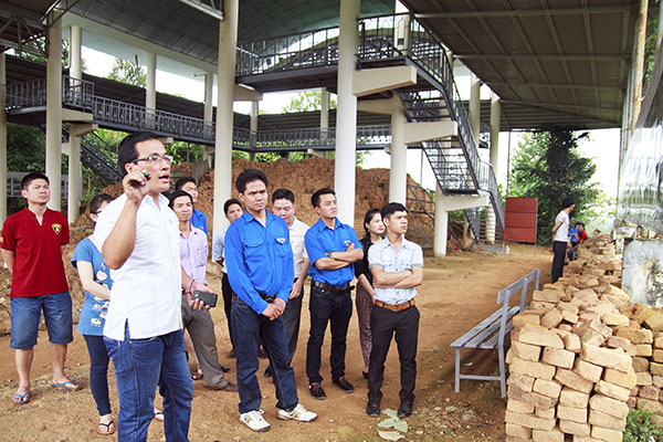 Hướng dẫn viên giới thiệu các hiện vật tìm thấy tại Khu di tích khảo cổ Cát Tiên, huyện Cát Tiên, tỉnh Lâm Đồng. Ảnh: PHAN NHÂN