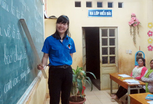 Cô giáo trẻ bên dòng Đa Sê Đăng