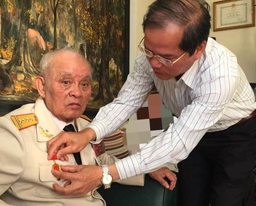 Trao huy hiệu 70 năm tuổi Đảng