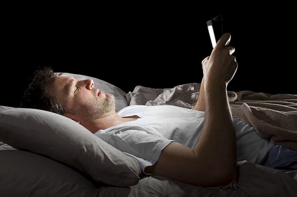 &quot;iPhone khiến người dùng dễ mất ngủ hơn&quot;