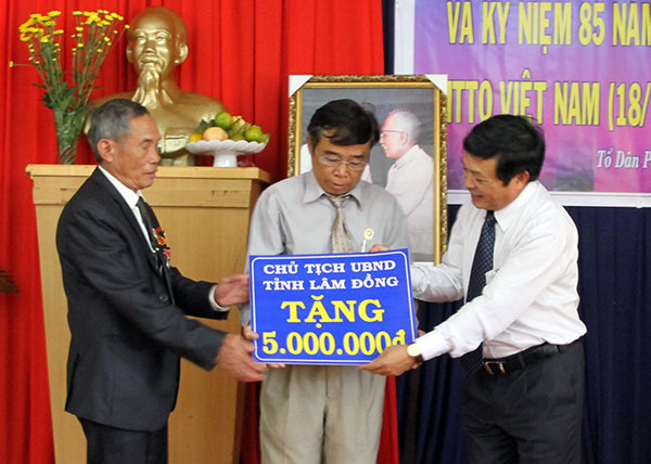 Đồng chí Đoàn Văn Việt tặng quà mừng Ngày hội Đại đoàn kết dân tộc tại Tổ dân phố 6 - Ảnh: HỮU SANG