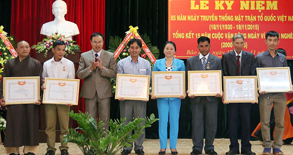 Khen thưởng những tập thể, cá nhân có thành tích xuất sắc - Ảnh: NDONG BRỪM