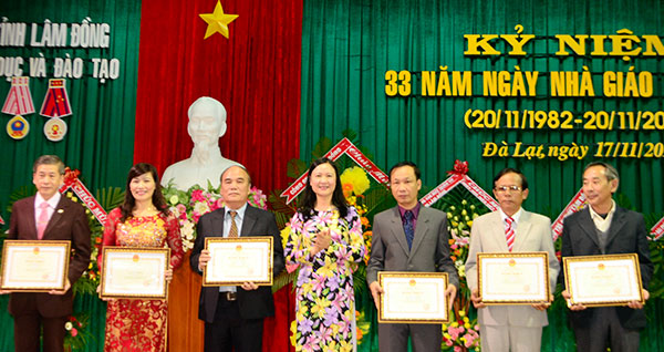 Bà Đàm Thị Kinh - Giám đốc Sở GDĐT tặng bằng khen của Bộ GDĐT cho các tập thể đạt thành tích xuất sắc trong phong trào thi đua “Hai tốt”
