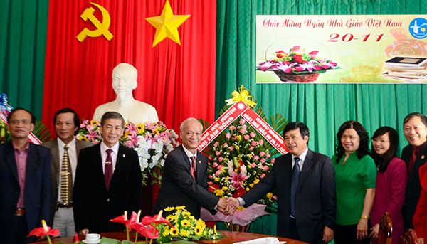 Đồng chí Đoàn Văn Việt - Phó Bí thư Tỉnh ủy, Chủ tịch UBND tỉnh chúc mừng tập thể CB, GV, CNV Trường CĐSP Đà Lạt