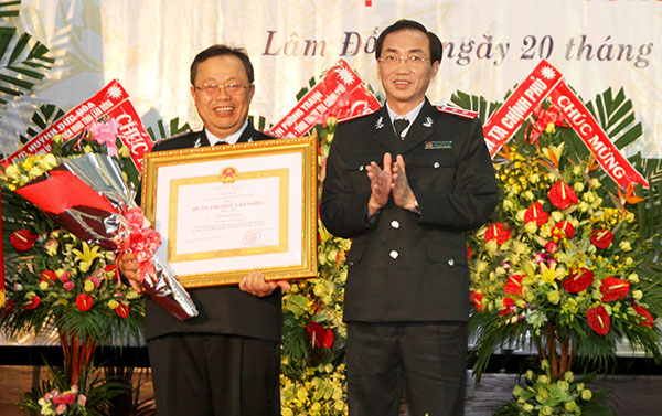  Phó Tổng Thanh tra Chính phủ Đặng Công Huẩn trao tặng Huân chương Lao động hạng Nhì cho Đồng chí Nguyễn Đức Hưng - TUV, Chánh Thanh tra tỉnh