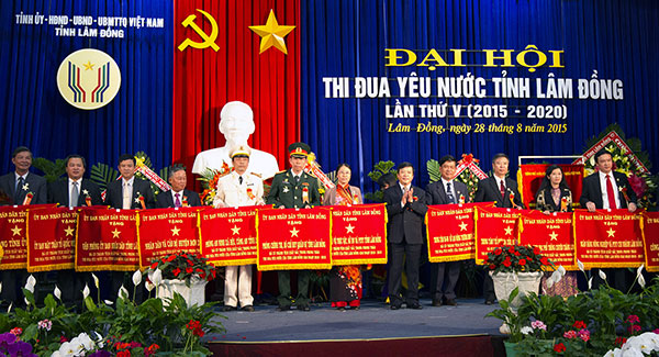 Chủ tịch UBND tỉnh Lâm Đồng trao cờ thi đua của UBND tỉnh cho các đơn vị có thành tích xuất sắc. Ảnh: THỤY TRANG