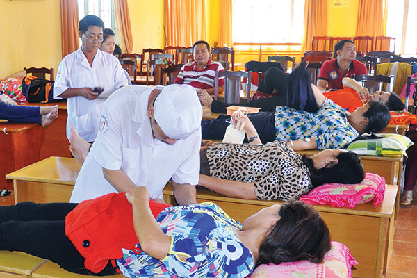 Gung Ré đi đầu phong trào hiến máu nhân đạo