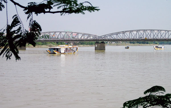 Dùng dằng sông Hương