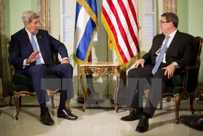 Ngoại trưởng Cuba Bruno Rodriguez (phải) hội đàm với Ngoại trưởng Mỹ John Kerry đang trong chuyến thăm La Habana ngày 14/8. (Nguồn: AFP/TTXVN)