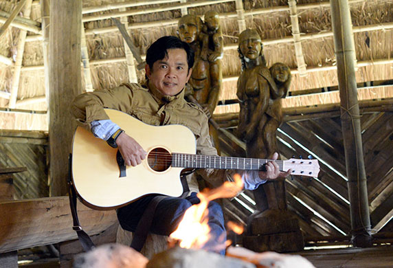 Nhạc sĩ &quot;Cù Lần&quot; và những bản nhạc rừng biểu diễn tại Festival Hoa 2015