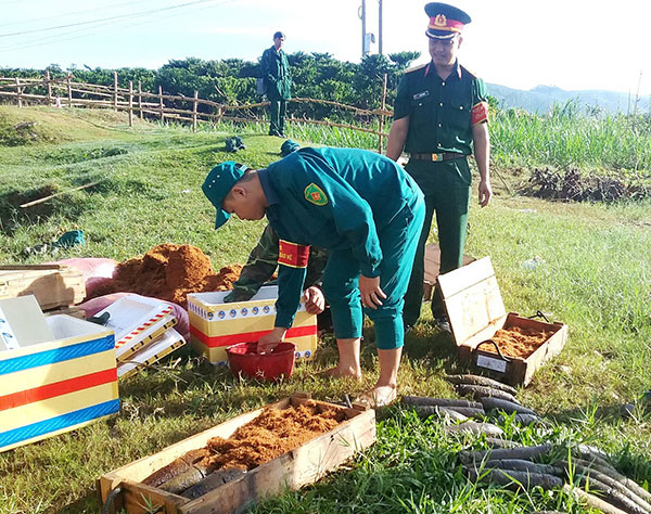 Tháo gỡ hơn 350 quả đạn pháo dưới cầu Đạ Quay