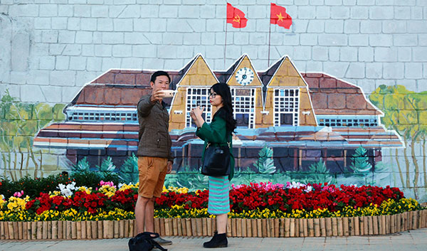 Du khách chụp hình cùng những bức tranh kiến trúc nổi tiếng Đà Lạt
