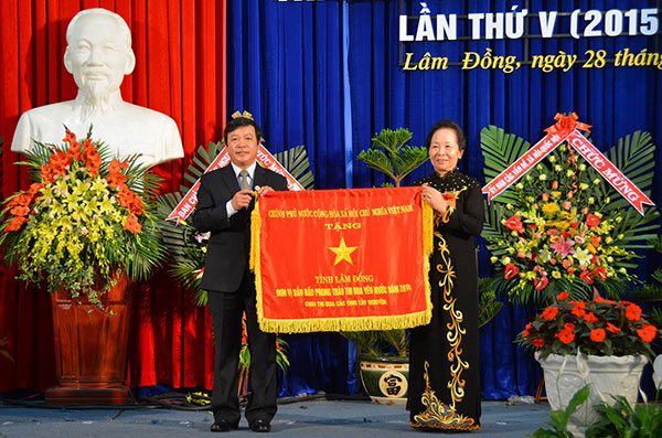 Đồng chí Nguyễn Thị Doan - Phó Chủ tịch Nước CHXHCNVN tặng Cờ của Chính phủ cho nhân dân và cán bộ tỉnh Lâm Đồng - Đơn vị dẫn đầu phong trào thi đua yêu nước cụm các tỉnh Tây Nguyên - Ảnh: VĂN BÁU