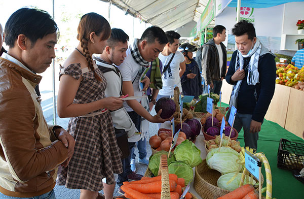 Nhộn nhịp khai mạc Phiên chợ rau hoa và Phố trà, cà phê