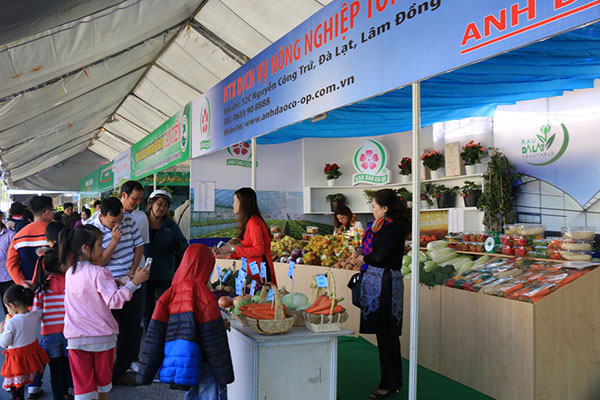 Du khách thích thú thưởng thức buffet rau miễn phí tại Festival Hoa