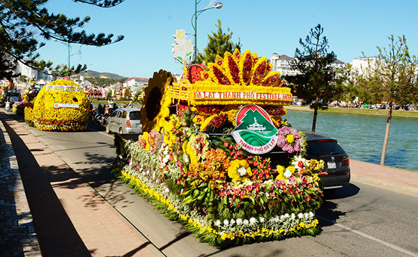 Xe hoa của UBND TP. Đà Lạt dẫn đầu mang dòng chữ “Thành phố Festival Hoa”