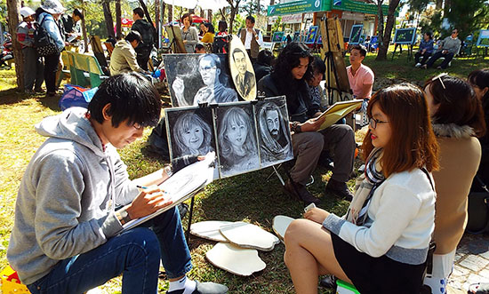 Ký họa chân dung du khách