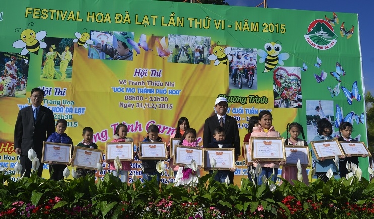 Ngày &quot;Cuối tuần hoa&quot; thu hút đông đảo các bạn trẻ tham gia