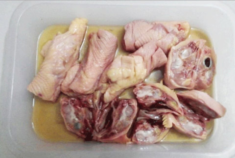 Đặc biệt, tuyệt đối không cho trẻ nhỏ ngậm hay ăn thịt cổ gà sẽ gây độc cho cơ thể. (Ảnh minh họa: Internet)