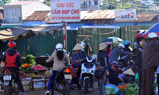 Đằng sau tấm biển cấm!