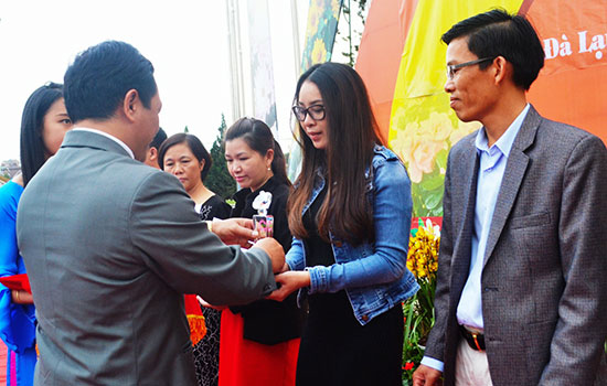 Trao giải thưởng cho các tổ chức, cá nhân đạt thành tích cao