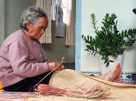 Giữ nghề đan chiếu cói