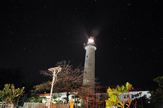 Thắp đèn giữa biển