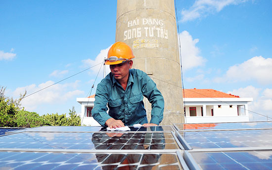 Lau chùi pin năng lượng mặt trời