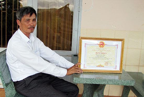 Trưởng thôn nhận bằng khen
