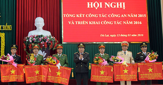 Công an Bảo Lộc được Tổng cục Chính trị (Bộ Công an) tặng Cờ thi đua