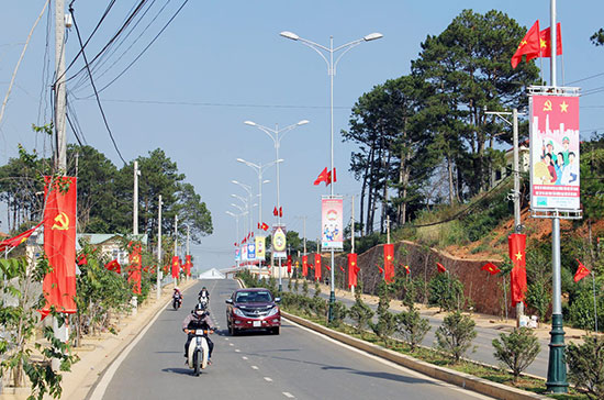 Đồng bào các dân tộc Nam Tây Nguyên hướng về đại hội