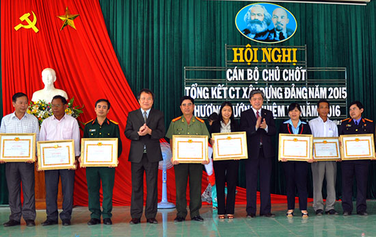 Xây dựng Đảng gắn liền với kiện toàn đội ngũ cán bộ