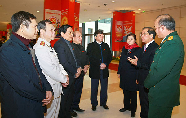 Đồng chí Nguyễn Xuân Tiến trao đổi với đại biểu Đại hội